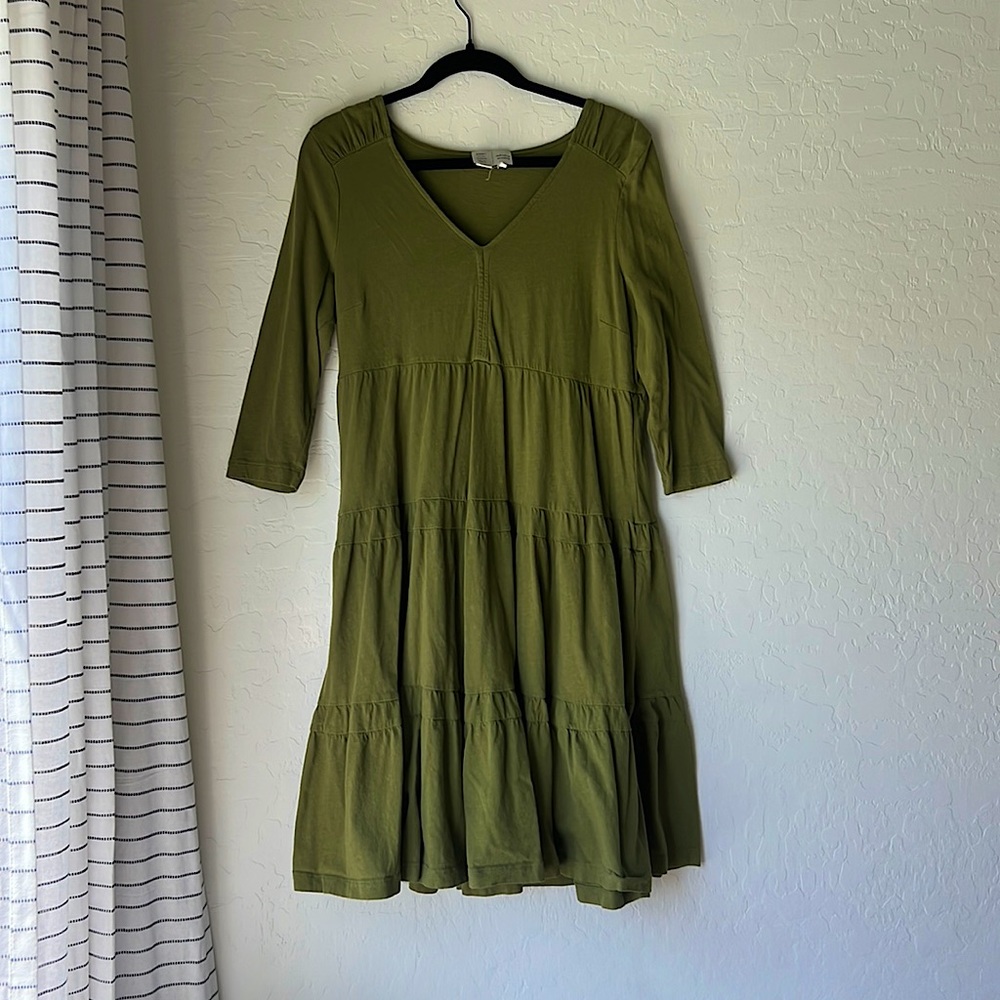 Green flowy mid length dress. Size medium from Saturday Sunday.